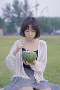夏天吃瓜少女图片,少女心动的清凉时光